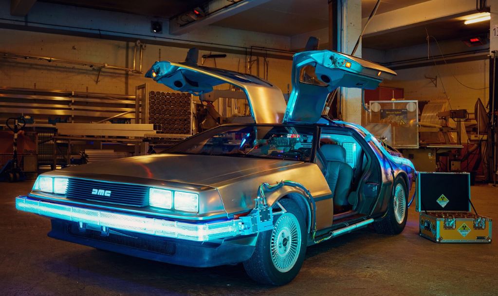BTTF-DeLorean am RETURN Stand_klein.jpg
